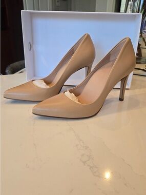 Inez Alta Classic Pump in Almond Napa